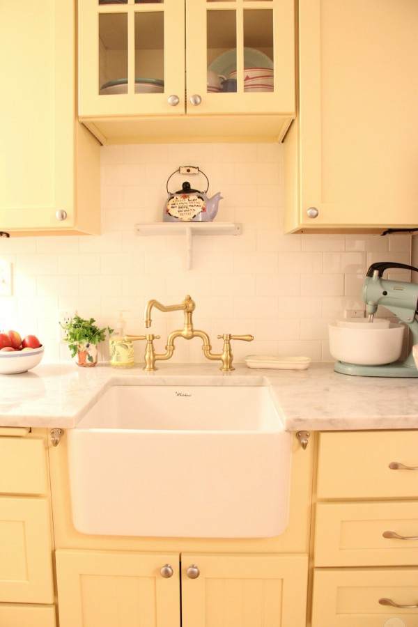 SUZANNE'S SWEET YELLOW KITCHEN. I LOVE LOVE LOVE LOVE THE FARM SINK! SUCH A PERFECT ADDITION TO HER COTTAGE KITCHEN!